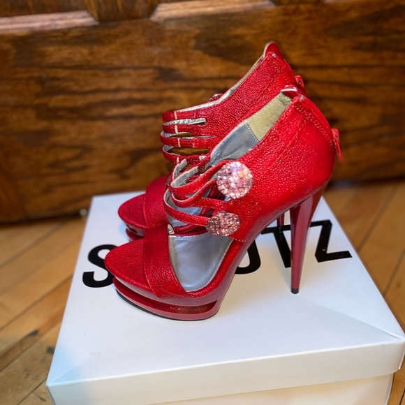gorgeous red stilettos - Picture 1 of 8